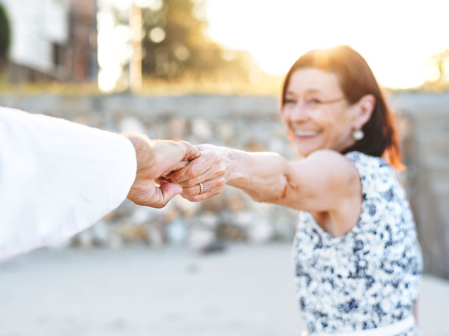 Choosing between implants or dentures Choosing between implants or dentures