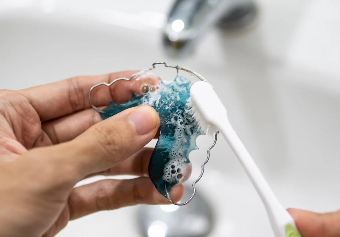 clean teeth retainer